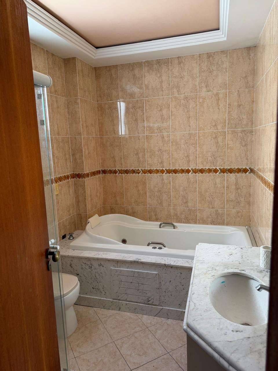  - Apartamento à venda, com 4 quartos, 180m²